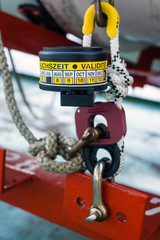 Hydrostatic release unit for liferaft on construction barge