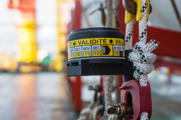 Hydrostatic release unit for liferaft on construction barge
