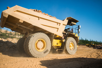 Dump truck Truck transports in the career of the ground