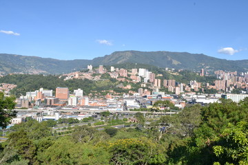 Fototapeta premium ciudad colombia medellin natural cielo edificios bosque arboles montañas calles nubes paisaje city colombia medellin natural sky buildings forest trees mountains streets clouds landscape