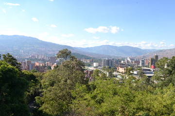 ciudad medellin colombia turismo paisaje arboles bosque cielo azul nubes edificios perspectiva montañas city medellin colombia landscape trees forest sky blue clouds buildings perspective mountains