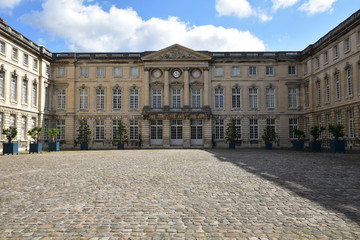 Fototapeta na wymiar Cour d'honneur du château de Compiègne, France