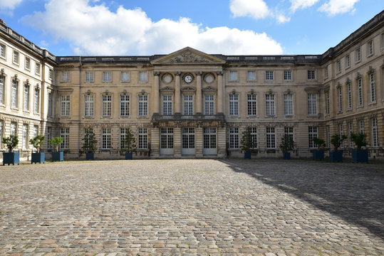 Cour d'honneur du château de Compiègne, France