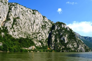 Fototapeta na wymiar the rock above the lake 