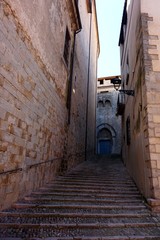 Obraz premium A narrow street of the Jewish quarval of the Spanish city of Girona