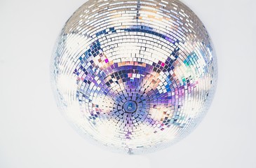 Discoball, Spiegelkugel mit Hintergrund - Party in Silber.