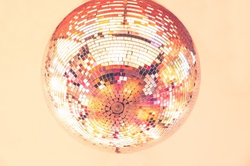 Discoball, Spiegelkugel mit Hintergrund - Party in Gelb.