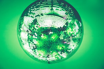 Discoball, Spiegelkugel mit Hintergrund - Party in Grün