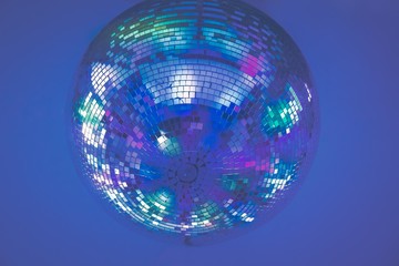 Discoball, Spiegelkugel mit Hintergrund - Party in Blau