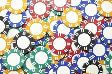 散らばったカジノチップ