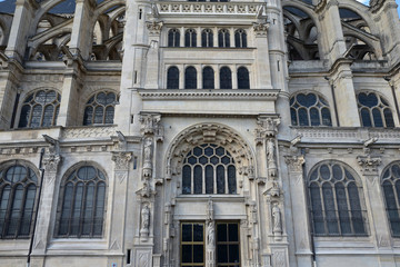 Fototapeta na wymiar Façade gothique de l'église Saint-Eustache à Paris, France