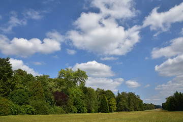 Ciel d'été au parc du château de Compiègne, France