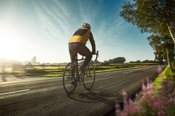 Rennradfahrer auf einer Landstraße