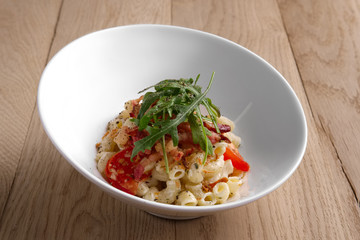 Salad with pasta, bacon and tomato