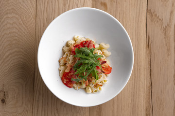 Salad with pasta, bacon and tomato