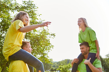 Junge Leute bei einem Huckepack Spiel