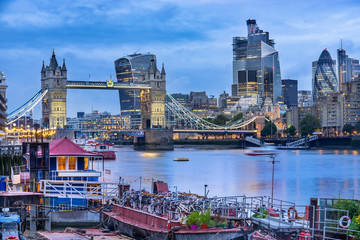 Obraz premium Tower Bridge w Londynie po zmierzchu