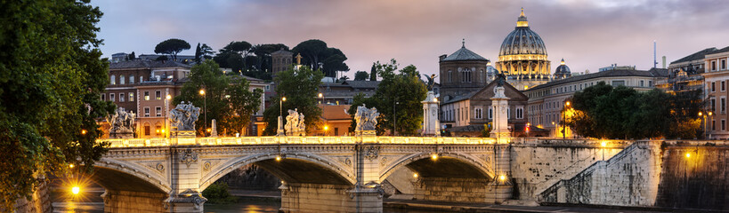 Roma-Stadt bei Nacht