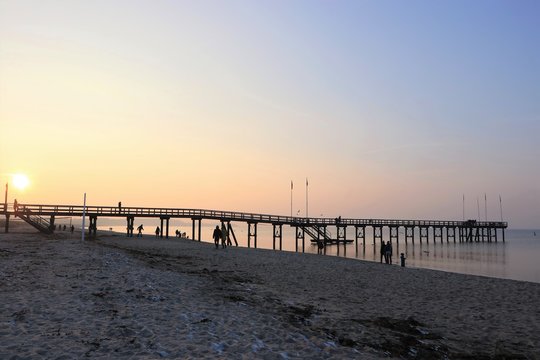 Ostsee Spaziergang an der beliebten Seebrücke am Weissenhäuser Strand bei Sonnenuntergang