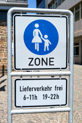 Fototapeta premium Deutsches Verkehrszeichen: Beginn einer Fußgängerzone