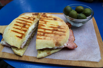 Italienisches Panino auf Holzbrett mit Oliven