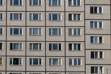 Fenster einer Plattenbaufassade