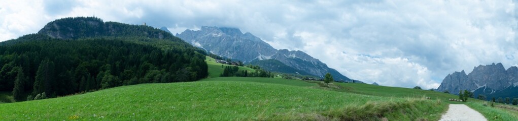 Fototapeta na wymiar Panoramica del paesaggio delle Dolomiti
