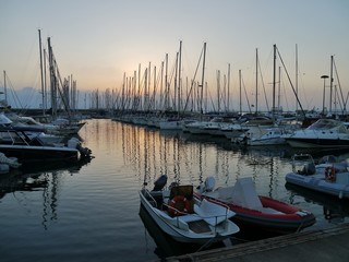 Segelboote im Hafen im Abendlicht