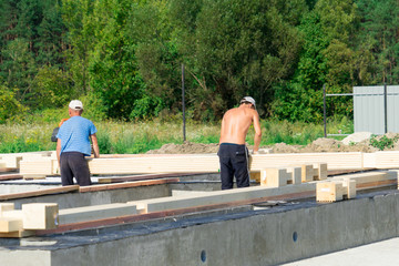 Construction of a wooden house of laminated veneer lumber.