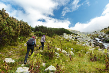 Obraz premium Young couple of hikers