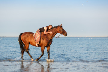 Frau mit Pferd am Meer