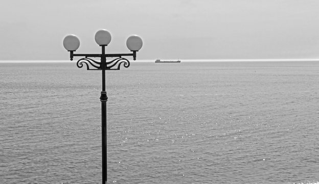 Fototapeta Lamppost on the background of the sea.