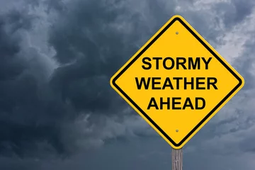 Fotobehang Onweer Stormachtig weer vooruit waarschuwingsbord