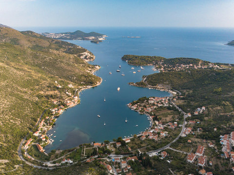 Zaton in Kroatien an der Adria, Luftaufnahme der Bucht Batala mit Bergen im Hintergrund