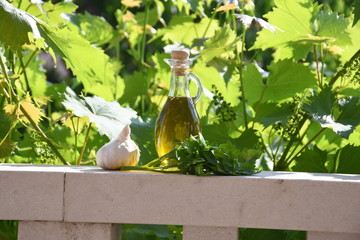 Olivenöl im Glas gesunde mediterane Ernährung in der Sonne