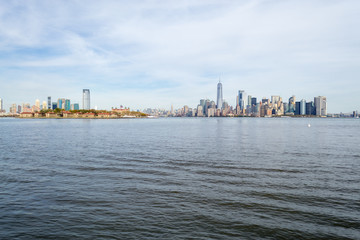 Obraz premium NYC financial district from a ferry