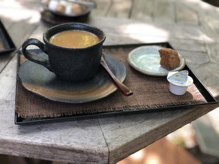 旅館の庭でコーヒー