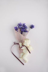 ラベンダーのブーケをプレゼントする天使