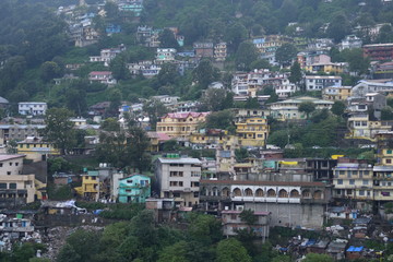 Fototapeta premium a small town in india in between mountains