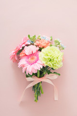 ガーベラとカーネーションの花束