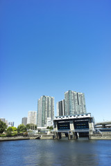 Fototapeta na wymiar 東京　運河と天王洲ビル群の風景
