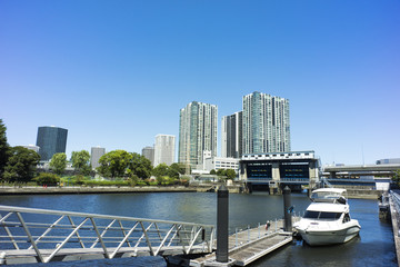 東京　運河と天王洲ビル群の風景