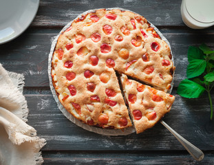  Apple pie charlotte. Composition in a rustic style, on a wooden background.