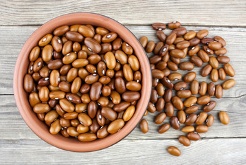 Haricot beans in bowl on wooden background