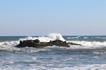 荒波に揉まれる岩