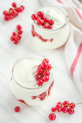 yoghurt with red current