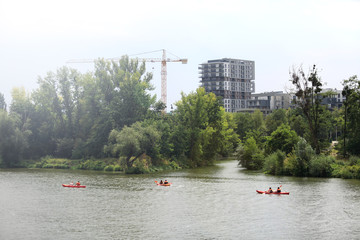 Spływ kajakowy rzeką Odrą we Wrocławiu.