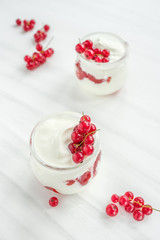yoghurt with red current