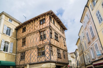 Fototapeta premium Maison très ancienne à colombages à Auch.