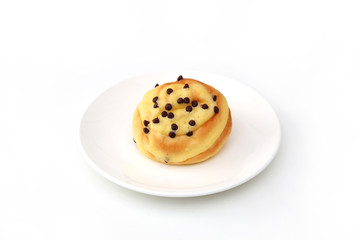 お皿にのせた チョコ チップ パン チョコレート 白背景 